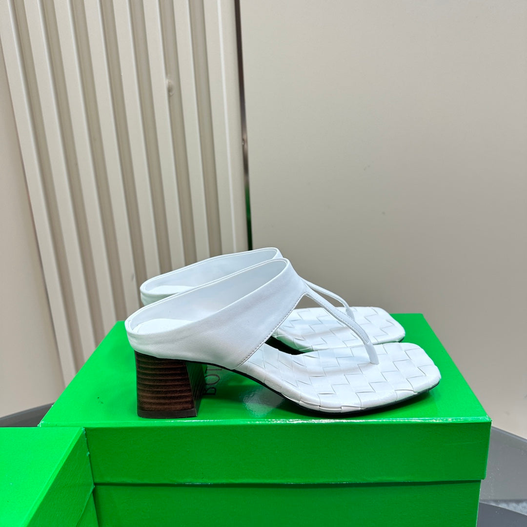 BOTTEGA VENETA MARELLA THONG IN WHITE LEATHER WITH SIGNATURE INTRECCIATO INSOLE 55 MM