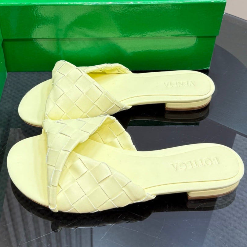 BOTTEGA VENETA BLINK FLAT MULE IN PASTEL YELLOW INTRECCIATO LEATHER