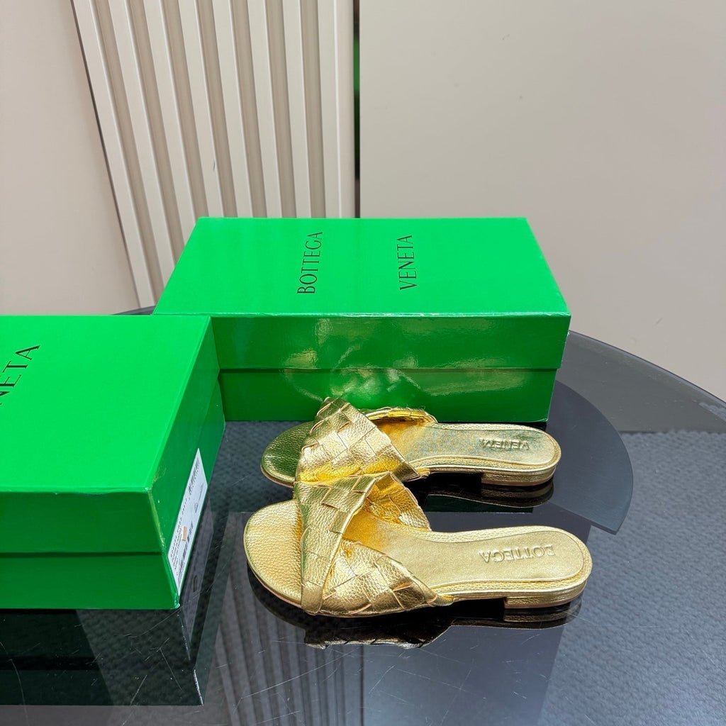 BOTTEGA VENETA BLINK FLAT MULE IN GOLD INTRECCIATO LEATHER