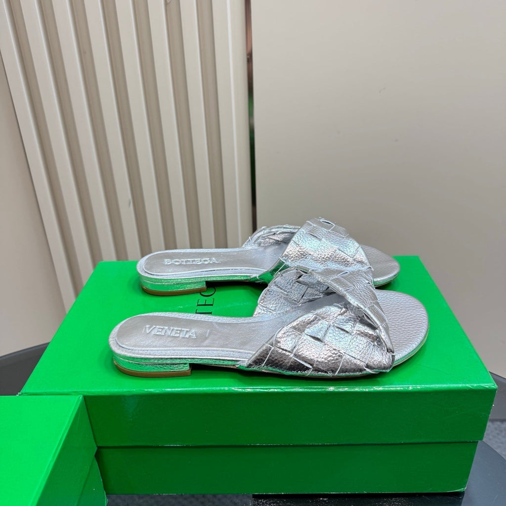 BOTTEGA VENETA BLINK FLAT MULE IN SILVER INTRECCIATO LEATHER