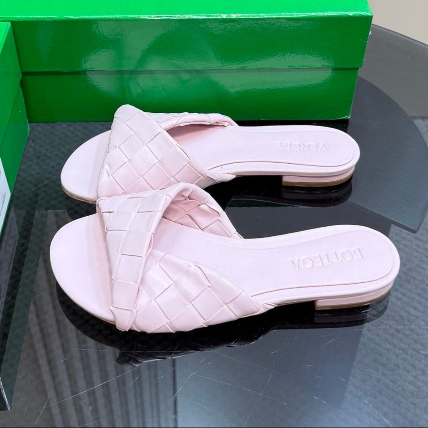 BOTTEGA VENETA BLINK FLAT MULE IN LIGHT PINK INTRECCIATO LEATHER