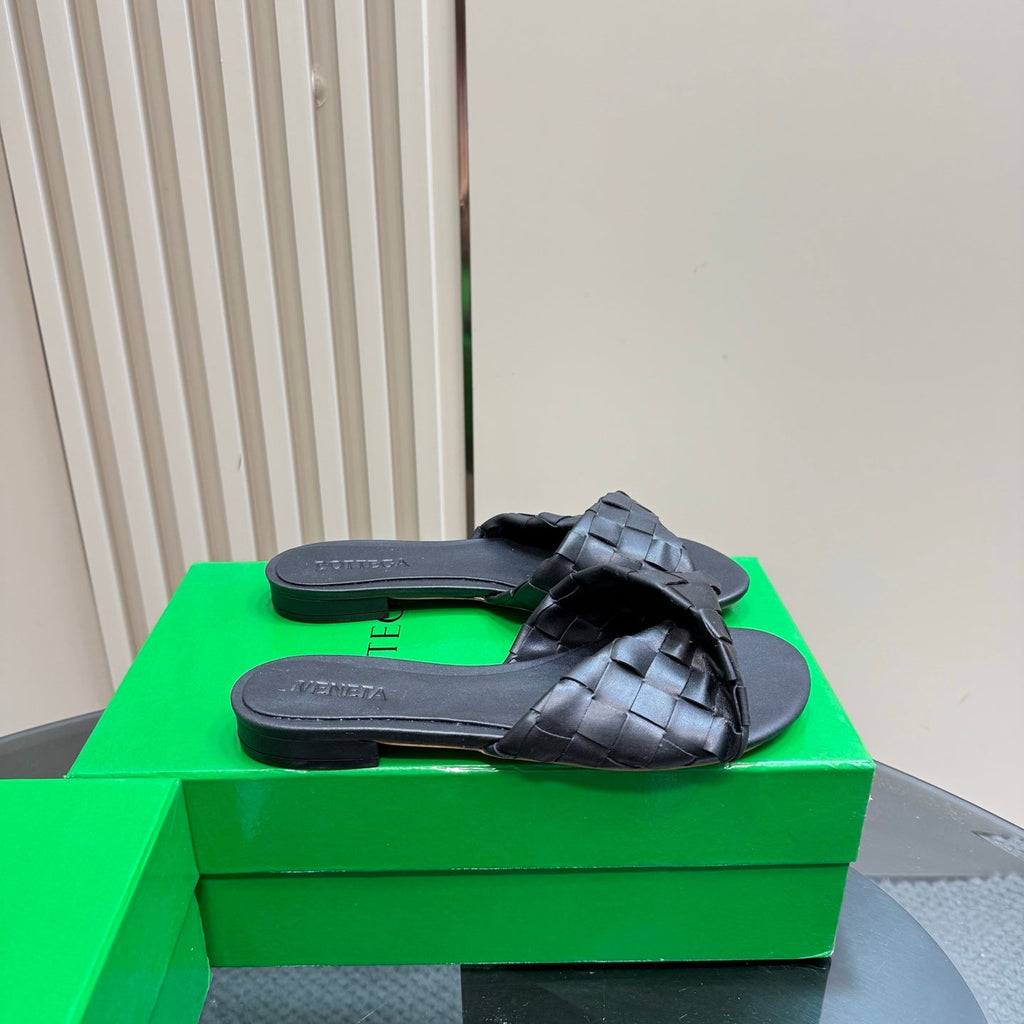 BOTTEGA VENETA BLINK FLAT MULE IN BLACK INTRECCIATO LEATHER