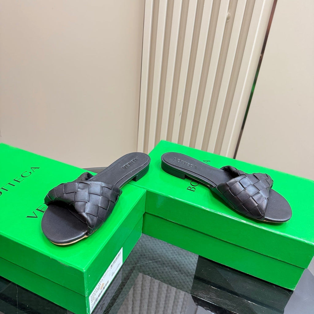 BOTTEGA VENETA BLINK FLAT MULE IN BLACK INTRECCIATO LEATHER