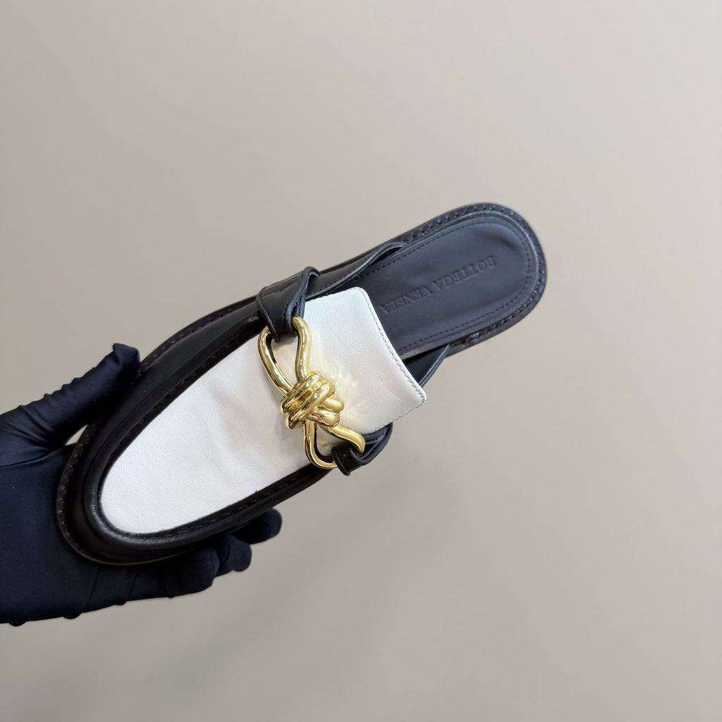 BOTTEGA VENETA ASTAIRE MULE IN WHITE MIX BLACK CALFSKIN WITH GOLD HARDWARE