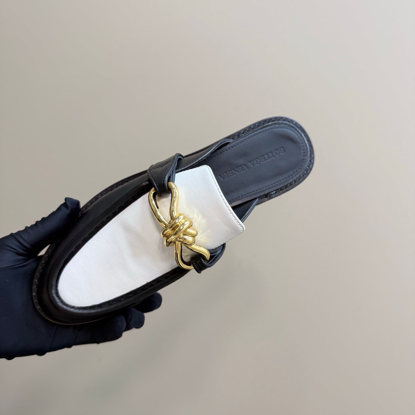 BOTTEGA VENETA ASTAIRE MULE IN WHITE MIX BLACK CALFSKIN WITH GOLD HARDWARE