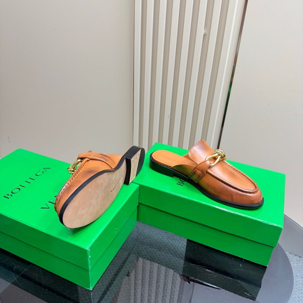 BOTTEGA VENETA ASTAIRE MULE IN CINNAMON BROWN CALFSKIN WITH GOLD HARDWARE