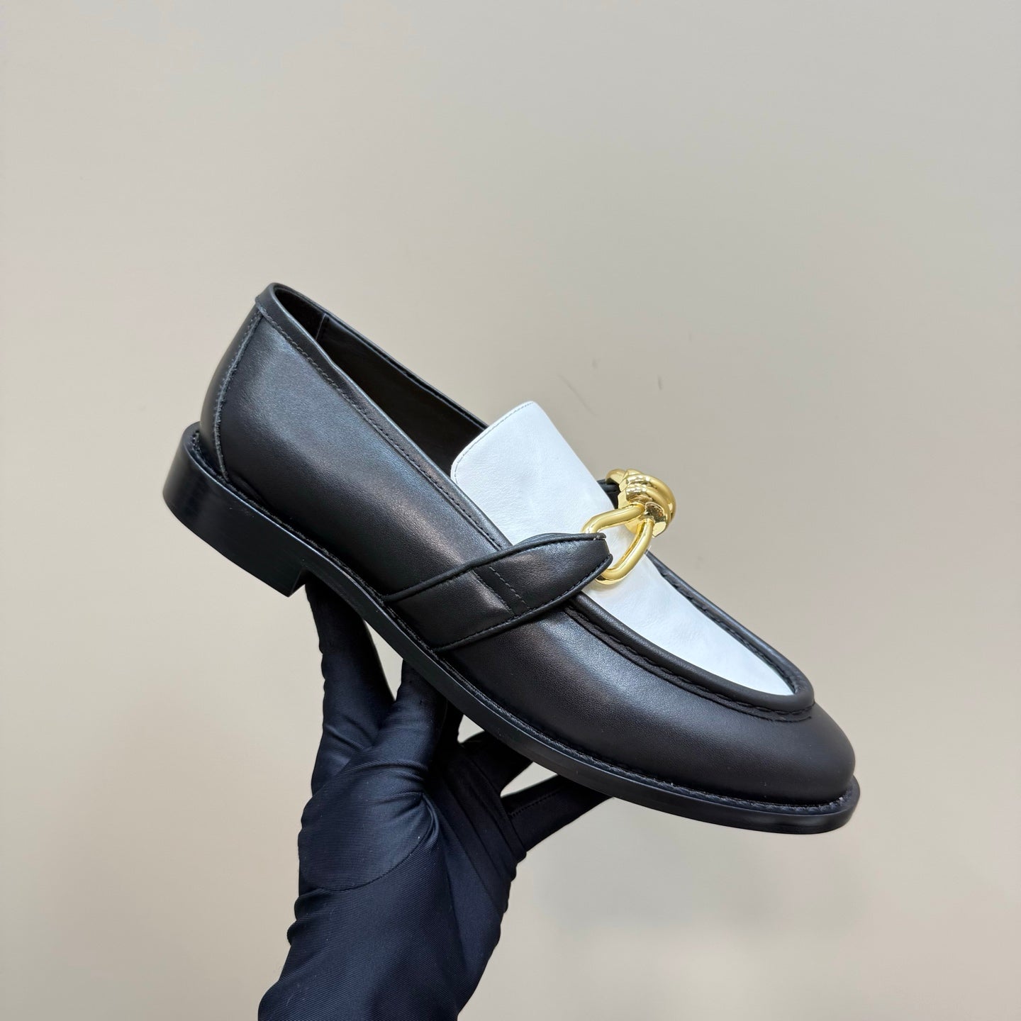 BOTTEGA VENETA ASTAIRE LOAFER IN WHITE MIX BLACK CALFSKIN WITH GOLD HARDWARE