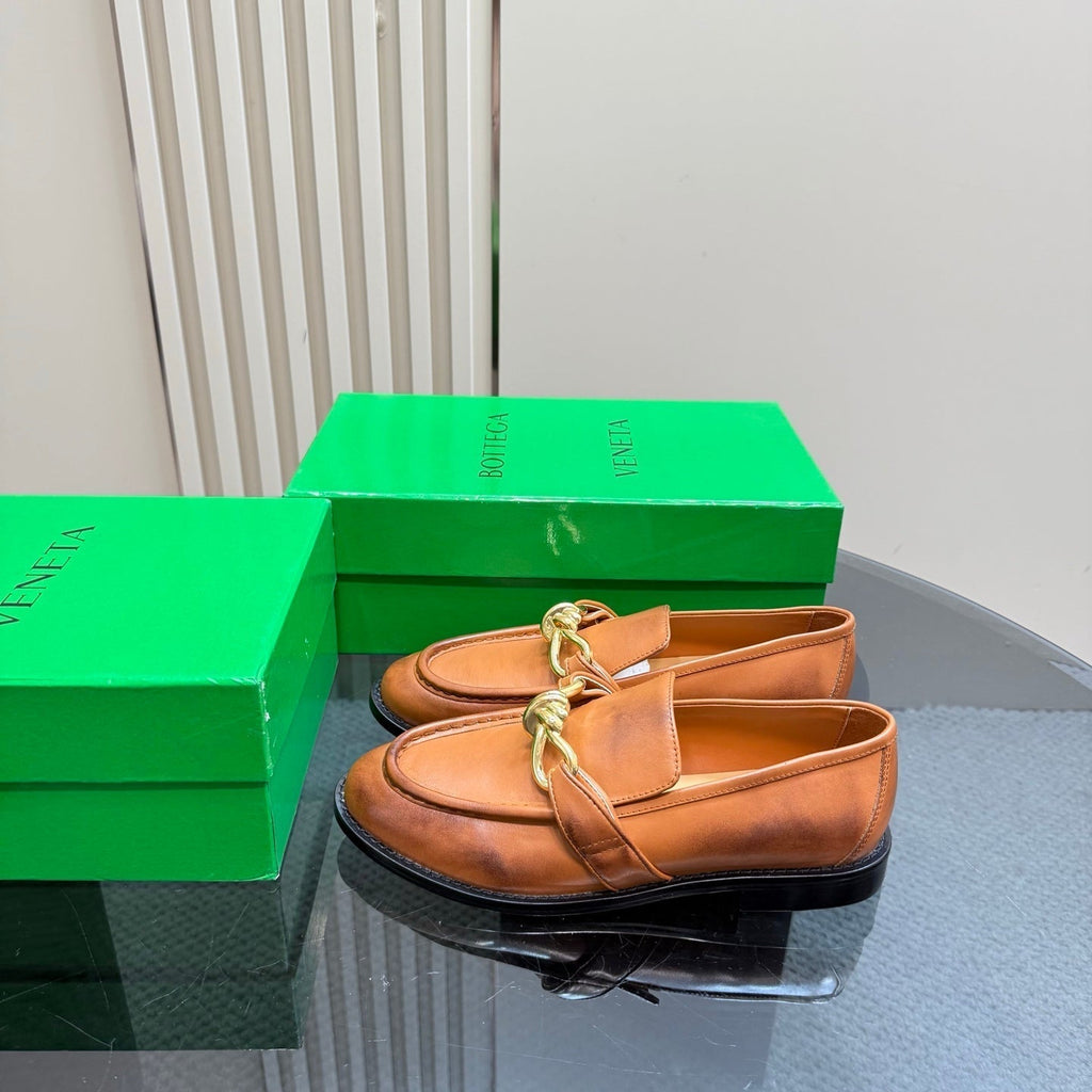 BOTTEGA VENETA ASTAIRE LOAFER IN CINNAMON BROWN CALFSKIN WITH GOLD HARDWARE